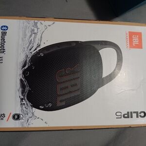 JBL Clip 5 Black Bluetooth Speaker